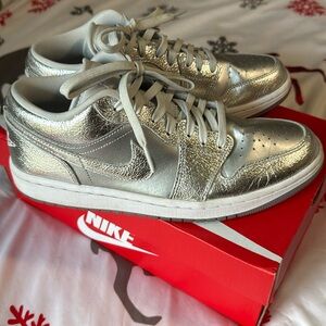Wmns Air Jordan 1 Low SE 'Metallic silver size 9.5